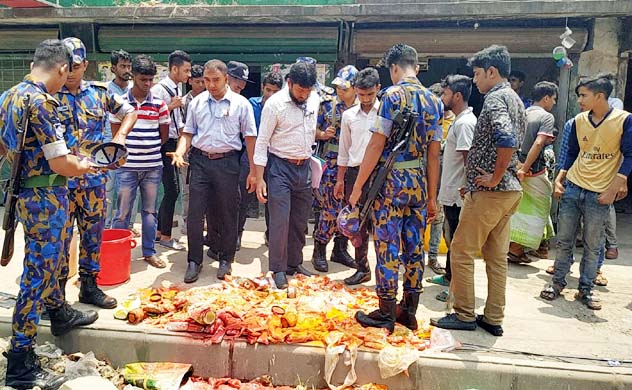 কাপড়ের রঙ ও ক্ষতিকর চিনি দিয়ে হচ্ছে জমজম আইসক্রিম