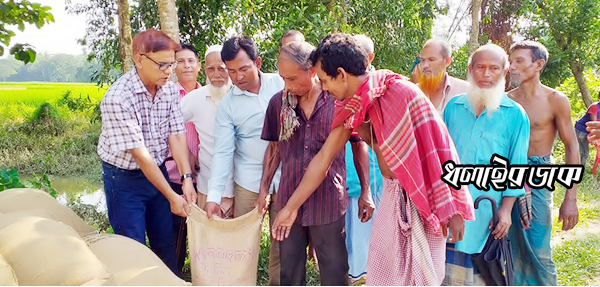 কমলগঞ্জে বন্যায় ক্ষতিগ্রস্তদের মধ্যে চাল বিতরণ