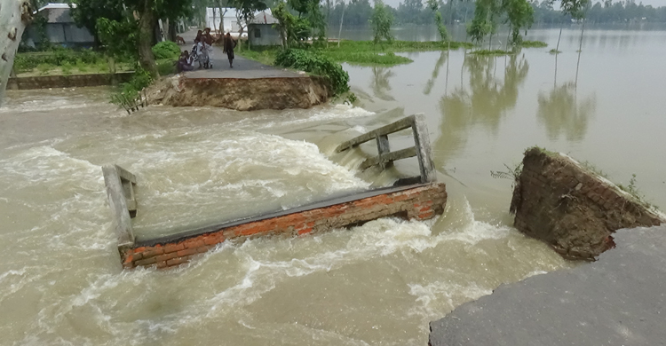 গাইবান্ধায় বন্যা পরিস্থিতি আরও অবনতি, ৫ লক্ষাধিক মানুষ পানিবন্দি