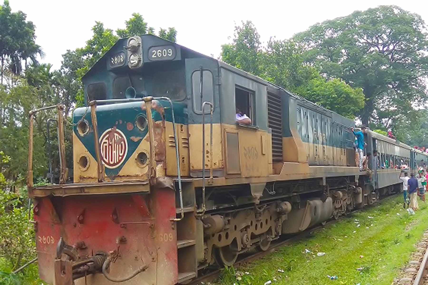 ছাগল চুরির অপবাদ সহ্য করতে না পেরে ট্রেনের নিচে মাথা দিলেন যুবক