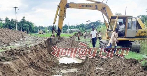 কমলগঞ্জে ধলাই প্রতিরক্ষা বাঁধ মেরামতে নিম্নমানের কাজের অভিযোগ