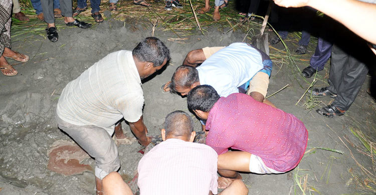 বালুর নিচে মিলল পিকআপভ্যান চালকের গলাকাটা মরদেহ