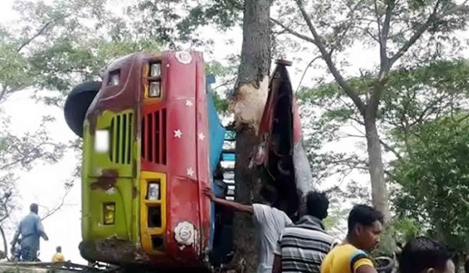 গাছে পিকনিক বাসের ধাক্কা, নিহত ৭