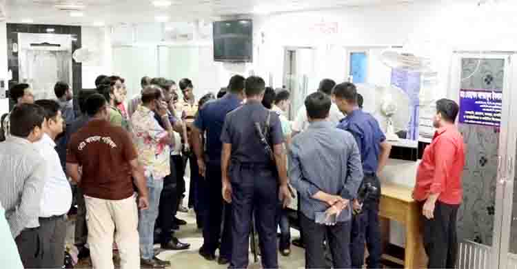 ডেঙ্গু টেস্টে ফি বেশি নেয়ায় ৪ প্রতিষ্ঠানকে জরিমানা