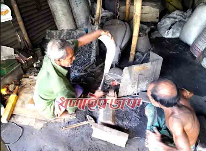 শ্রীমঙ্গলে ঈদ এলেই ব্যস্ততা বাড়ে কামার পল্লীতে