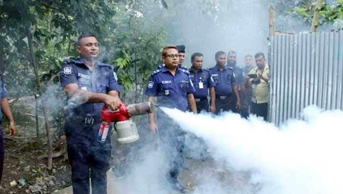 মশার আস্তানায় হানা দিচ্ছে পুলিশ