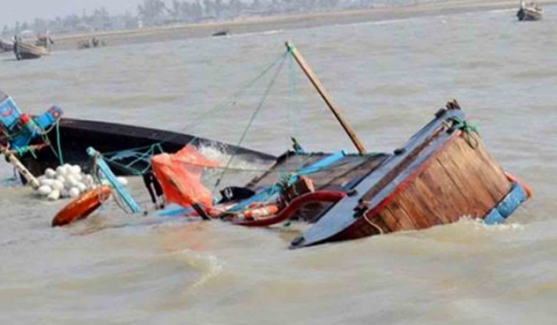 সারিয়াকান্দিতে নৌকা ডুবে ২ নারীর মৃত্যু ৩০ যাত্রী নিখোঁজ