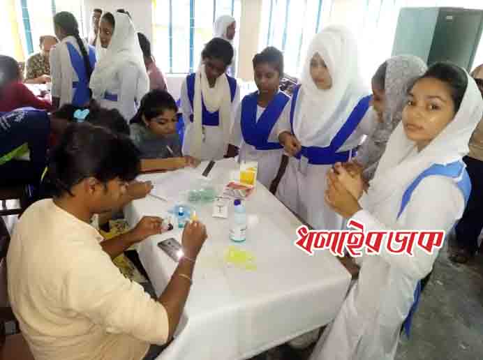 ছাত্রীদের বিনামূল্যে রক্তের গ্রুপ নির্ণয়