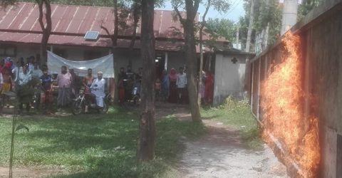 বিদ্যুতের তার ছিঁড়ে গ্যাস লাইনে আগুন