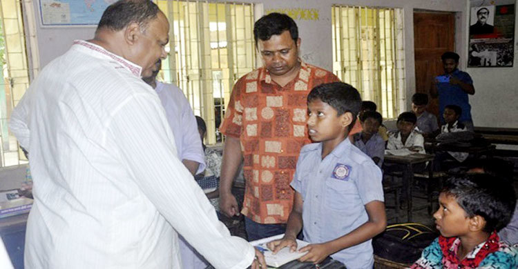 হঠাৎ স্কুলে হাজির গণশিক্ষা প্রতিমন্ত্রী, শিক্ষক বরখাস্ত