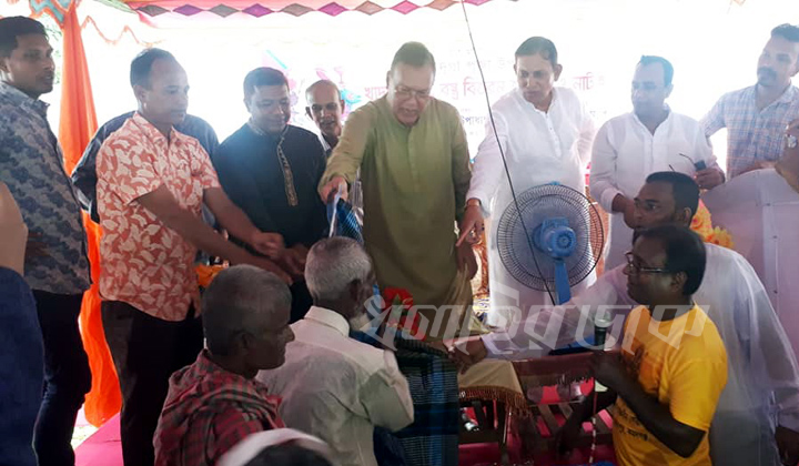 কমলগঞ্জে পূজা উপলক্ষে বস্ত্র ও খাদ্য সামগ্রী বিতরণ