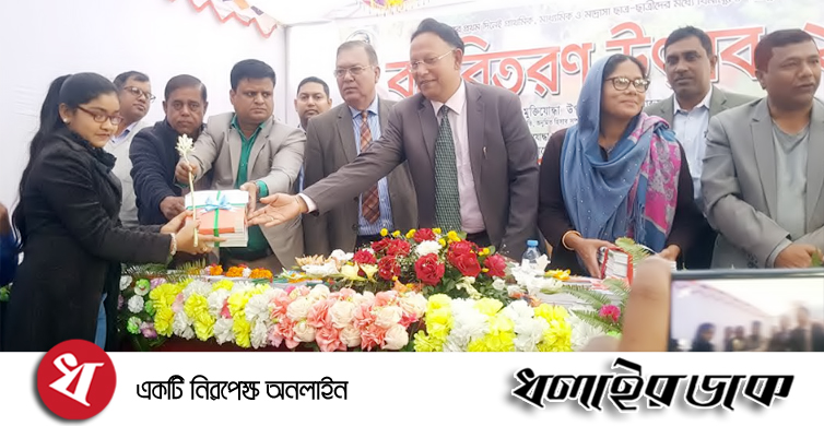 কমলগঞ্জে বছরের শুরুতে নতুন বই পেল শিক্ষার্থীরা