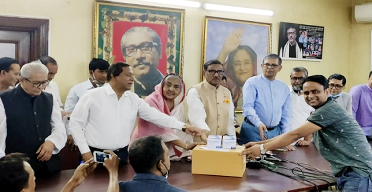 করোনা প্রতিরোধক উপকরণ বিতরণ আওয়ামী লীগের
