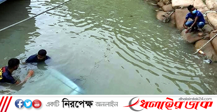 ফেরিতে উঠতে গিয়ে পদ্মায় ডুবলো মাইক্রোবাস