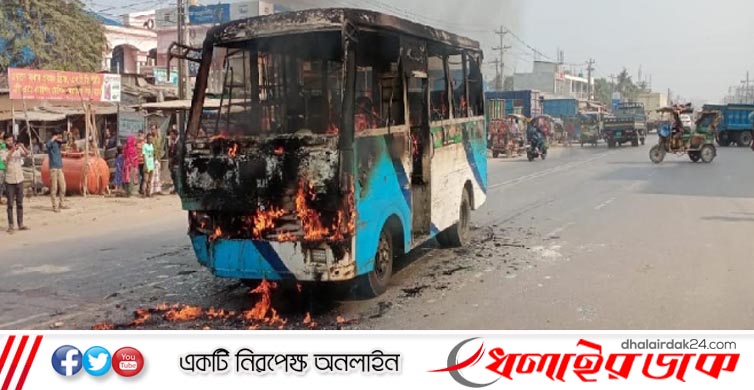 অটোরিকশার সঙ্গে সংঘর্ষে চালক আহত, বাসে আগুন