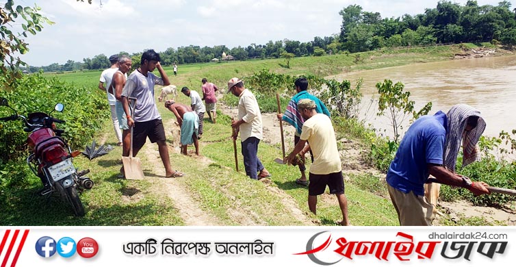 কমলগঞ্জে সাংবাদিকের উদ্যোগে সেচ্ছাশ্রমে হিরামতি প্রতিরক্ষা বাধের ফাটল ভরাট।