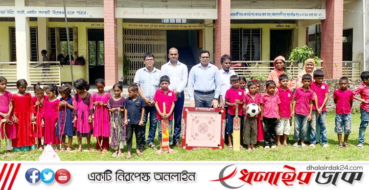 নিজ অর্থায়নে শিক্ষা উপকরণ বিতরণ করলেন ইউএনও জয়নাল আবেদীন