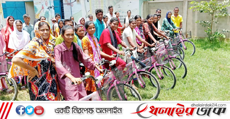 বাইসাইকেল পেয়ে খুশী, চা’বাগানের শিশু উন্নয়ন প্রকল্পের শিক্ষার্থীরা