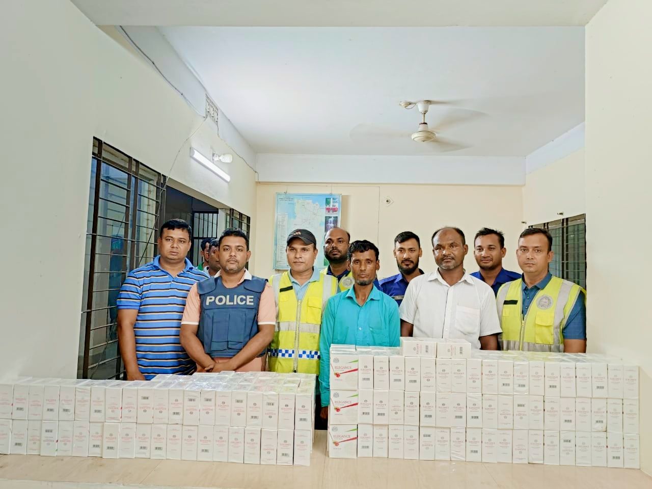 কমলগঞ্জে আমদানী নিষিদ্ধ বিদেশী সিগারেট সহ আটক- ২