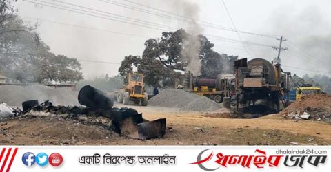 ক্লাসরুমে ঢুকছে কালো ধোঁয়া, আতঙ্কে শিক্ষার্থী ও অভিভাবক