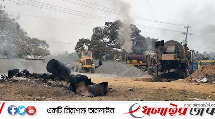 ক্লাসরুমে ঢুকছে কালো ধোঁয়া, আতঙ্কে শিক্ষার্থী ও অভিভাবক