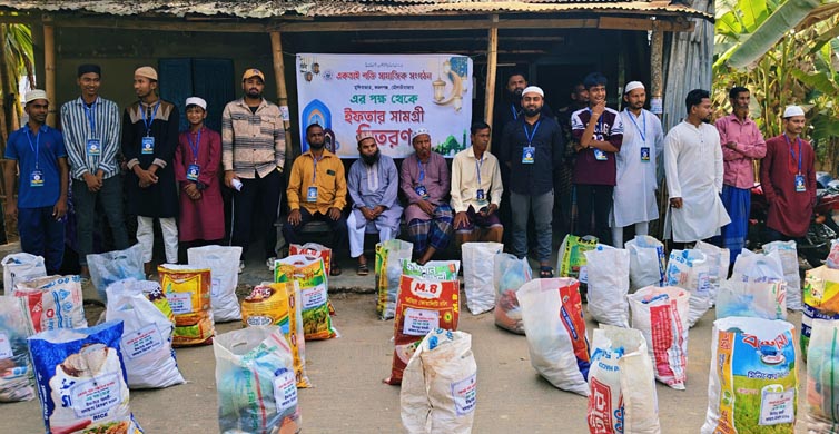 কমলগঞ্জে একতাই শক্তি সামাজিক সংগঠনের উদ্যোগে ইফতার সামগ্রী বিতরণ