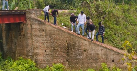 কমলগঞ্জে চলন্ত ট্রেনের ছাদ থেকে পড়ে যুবকের মৃত্যু