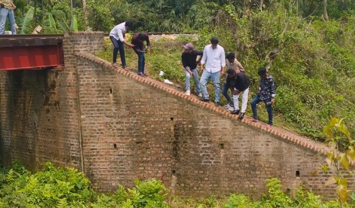 কমলগঞ্জে চলন্ত ট্রেনের ছাদ থেকে পড়ে যুবকের মৃত্যু