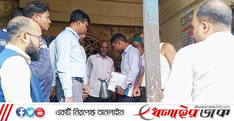 পেট্রোলের দোকানে লিটারে কম; ভ্রাম্যমান আদালতের জরিমানা