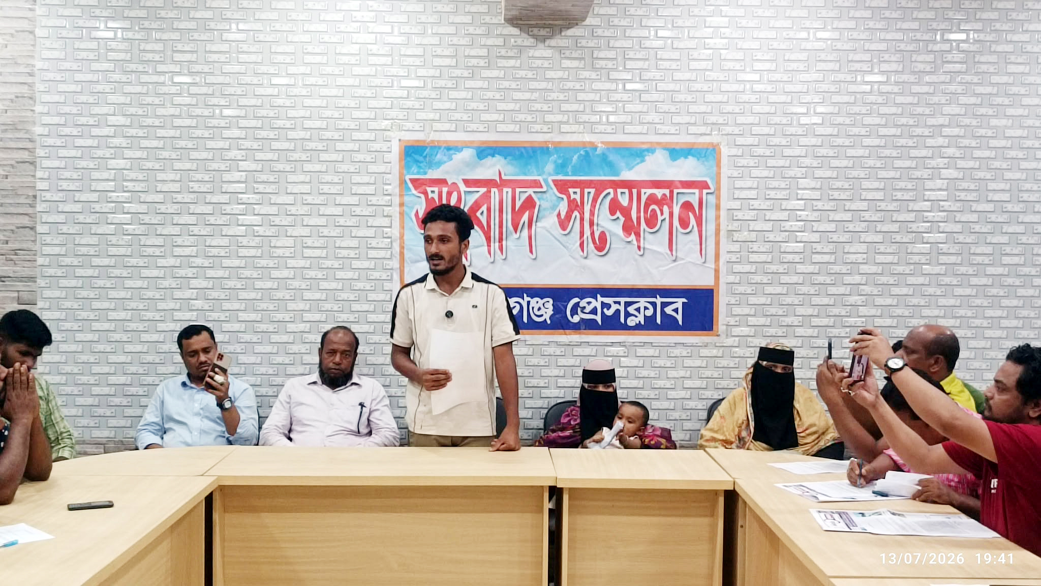 কমলগঞ্জে স্বামীর উপর হামলা করে স্ত্রীকে তুলে নেয়ার অভিযোগে সংবাদ সম্মেলন