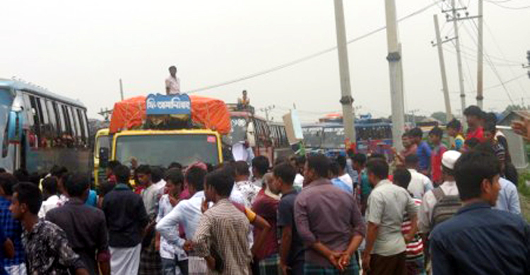 ঢাকা-টাঙ্গাইল মহাসড়ক অবরোধ বিড়ির দাম স্থিতিশীল রাখার দাবিতে