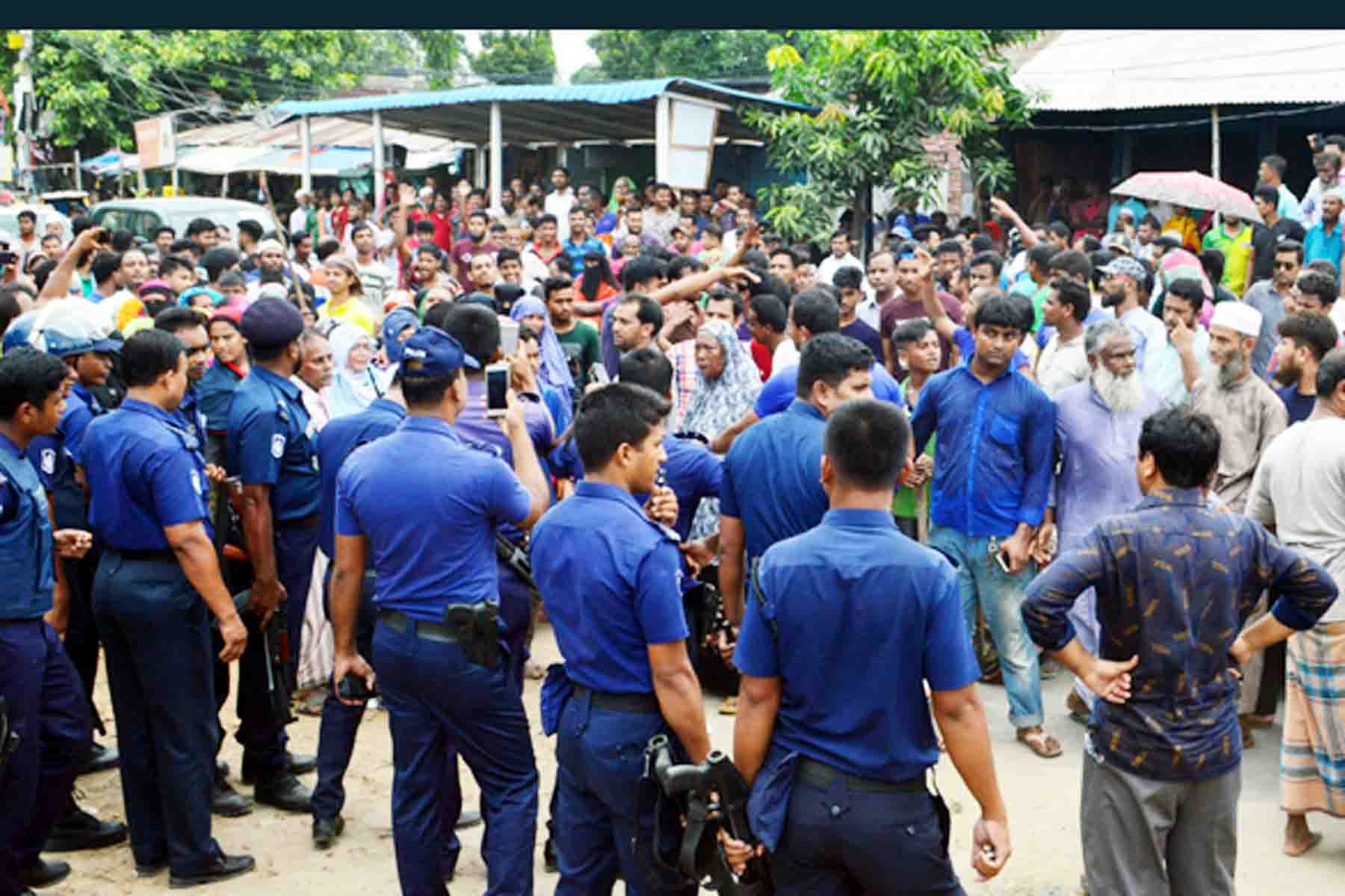 প্রি-পেইড মিটার বন্ধের দাবিতে পল্লী বিদ্যুৎ অফিস ঘেরাও