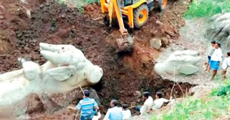 মাটি খুঁড়ে বের করা হলো শতাব্দী প্রাচীন দুটি মূর্তি