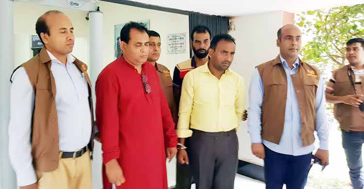 কনস্টেবল নিয়োগ : এসপির আত্মীয় পরিচয়ে প্রতারণা, আটক ২