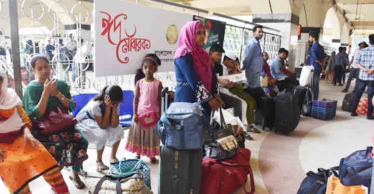 ট্রেনের শিডিউল বিপর্যয়ে চরম ভোগান্তিতে যাত্রীরা