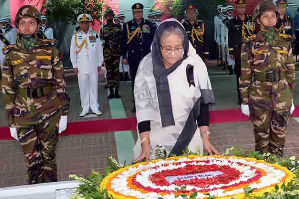 বঙ্গবন্ধুর সমাধিতে প্রধানমন্ত্রীর শ্রদ্ধা