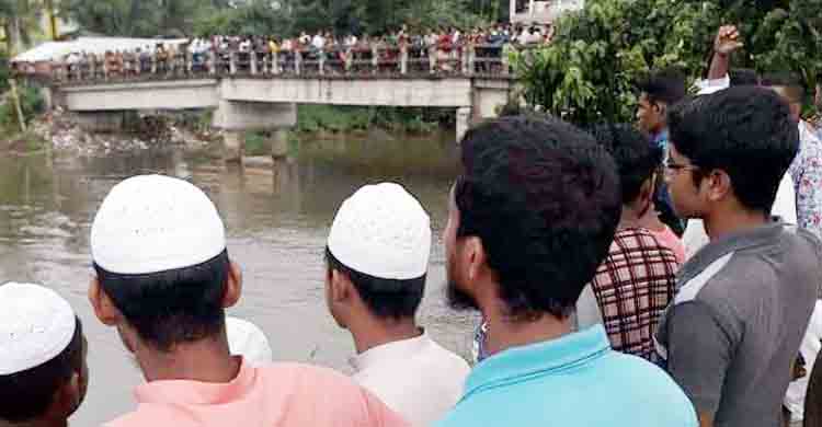 নদীতে ব্রিজের সঙ্গে ধাক্কা খেয়ে মাঝি নিখোঁজ