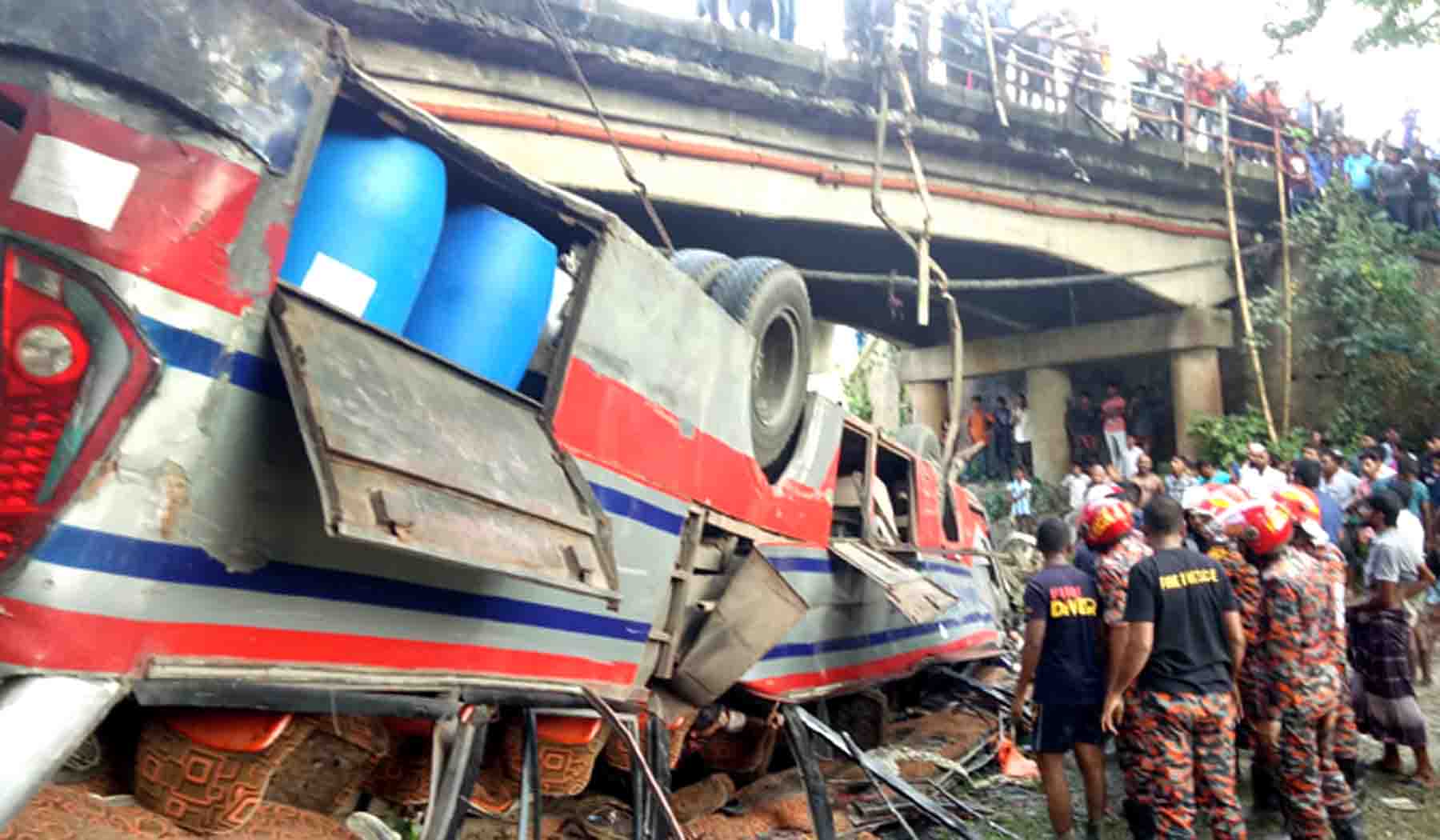 ব্রিজের রেলিং ভেঙে যাত্রীবাহী বাস খাদে, ছয়জন নিহত