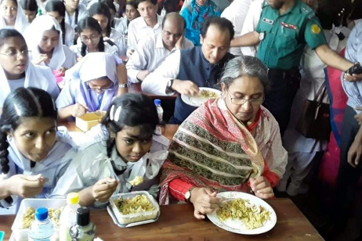 শিক্ষার্থীদের সঙ্গে বেঞ্চে বসে খাবার খেলেন শিক্ষামন্ত্রী