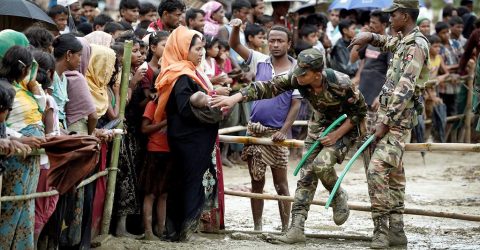 ‘অস্ত্র ধরে’ রোহিঙ্গাদের কার্ড দিচ্ছে মিয়ানমার, লেখা থাকছে বিদেশি