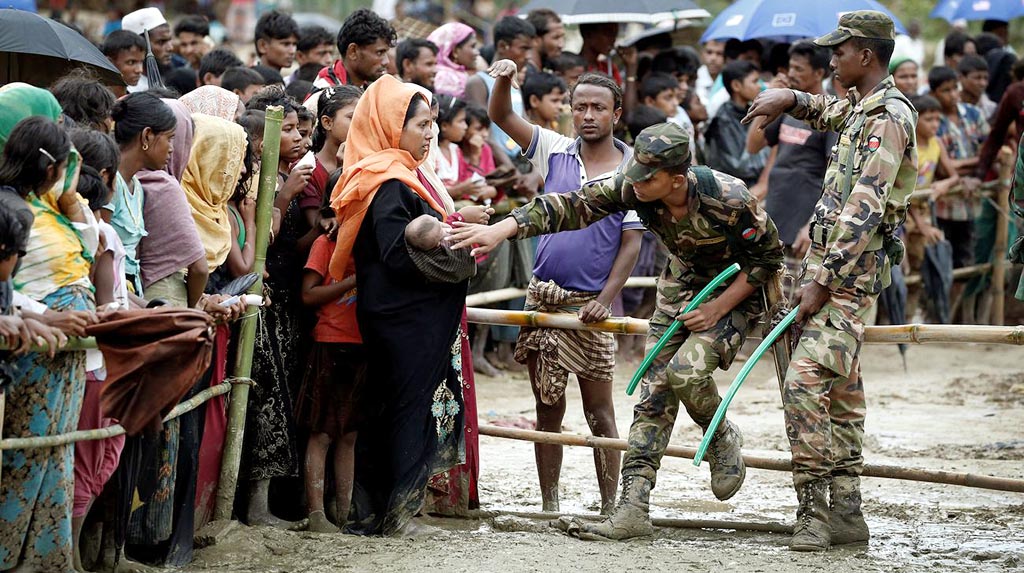 ‘অস্ত্র ধরে’ রোহিঙ্গাদের কার্ড দিচ্ছে মিয়ানমার, লেখা থাকছে বিদেশি