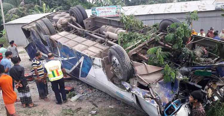 ধামরাইয়ে নিয়ন্ত্রণ হারিয়ে বাস উল্টে শ্রমিক নিহত