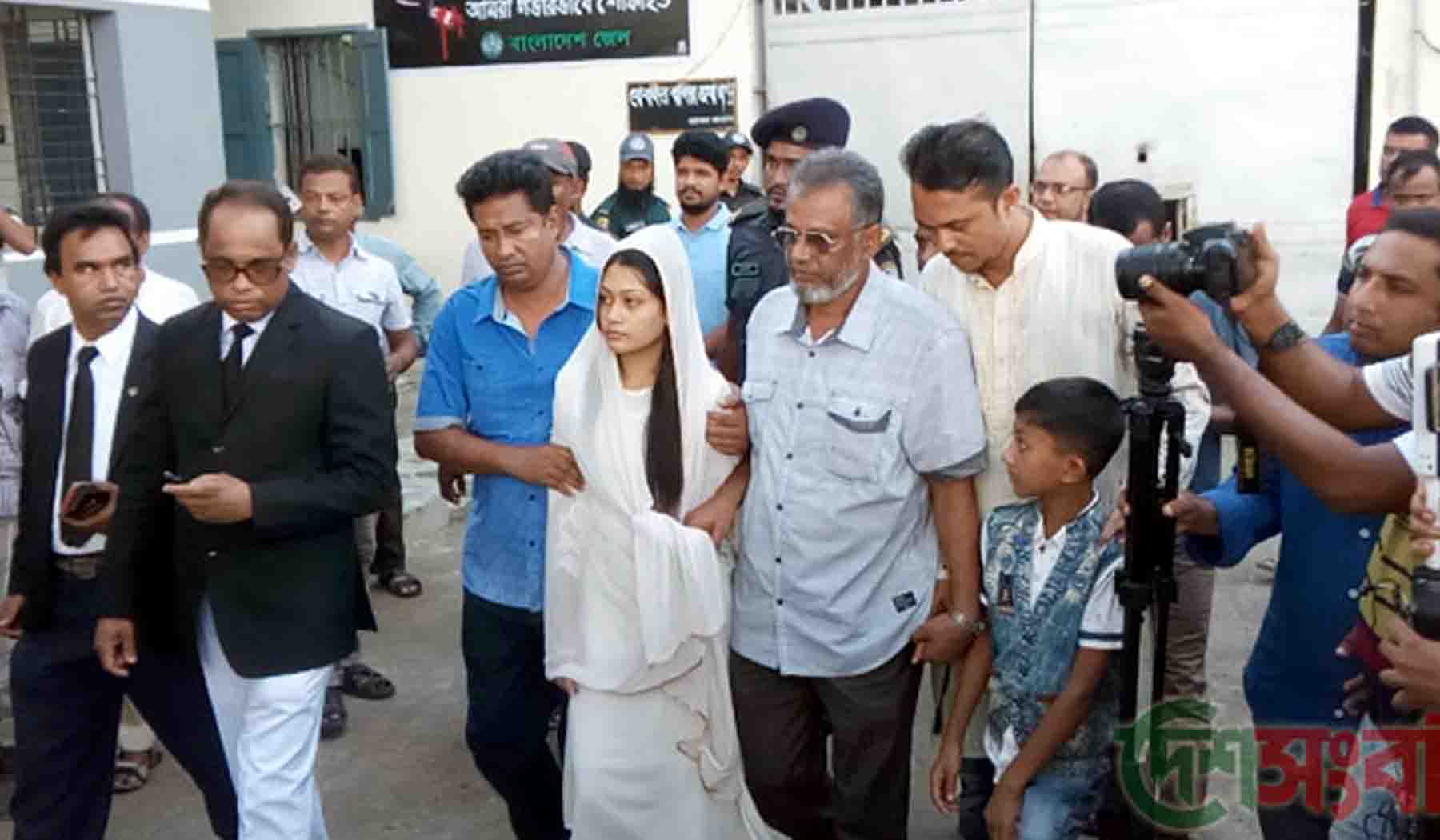 বাবার হাত ধরে কারাগার থেকে বের হলেন মিন্নি