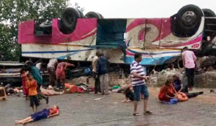 গুজরাটে বাস উল্টে নিহত ২১, আহত ৫০