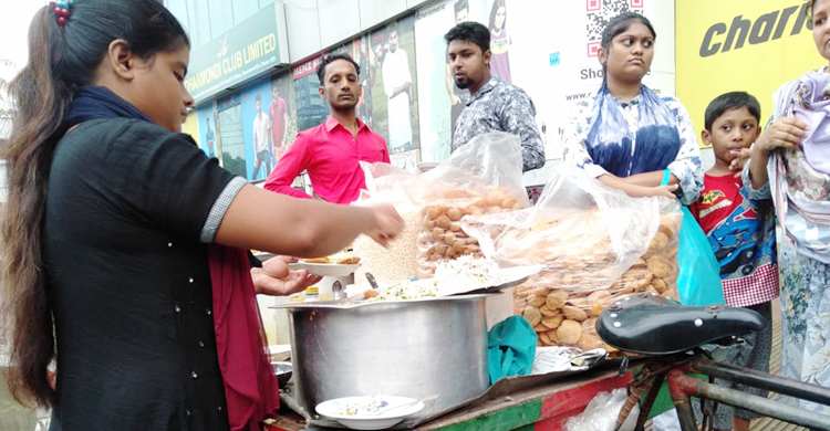 ফুচকা বিক্রেতা শারমিনের কাছ থেকে পুলিশ দৈনিক চাঁদা নেয় ২৫০ টাকা