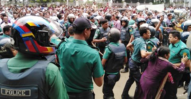 শিক্ষকদের সমাবেশে পুলিশের বাধা