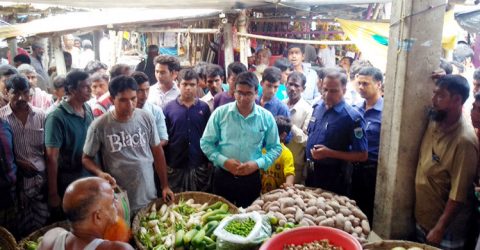 ১০০ টাকায় পেঁয়াজ বিক্রি করে ম্যাজিস্ট্রেটের কাছে ধরা