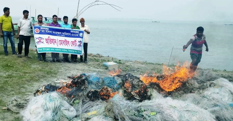 নিষেধাজ্ঞা অমান্য করে ইলিশ শিকারের দায়ে কারাগারে গেল ২১ জেলে