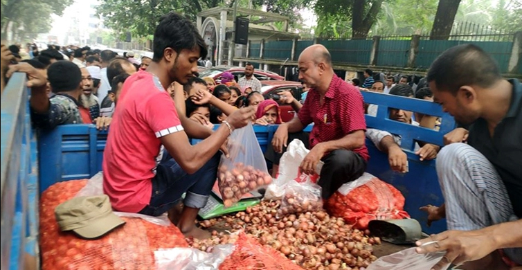 ৫০ টাকা কেজির পেঁয়াজ কিনতে উপচেপড়া ভিড়