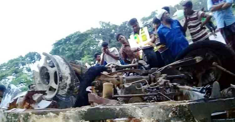 ট্রাকের ধাক্কায় মাইক্রোবাস উল্টে সিলিন্ডার বিস্ফোরণ, নিহত ৩